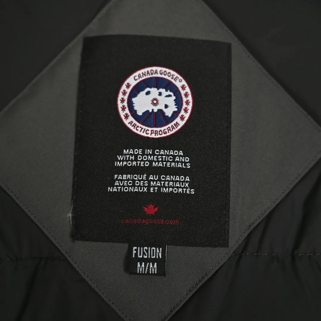 P720 𝐂𝐚𝐧𝐚𝐝𝐚 𝐆𝐨𝐨𝐬𝐞 𝐄𝐱𝐩𝐞𝐝𝐢𝐭𝐢𝐨𝐧 𝟕𝟗𝟗𝟗𝐌 Canada Goose Model 01 Short Down Jacket 🔝Product color: black, off-white, graphite gray, navy blue, sky blue 🔝Product size: XS S M L 2️⃣Exclusively customized 18-count fabrics with the same ZP. Using "Arctic Tech" fabric technology, the outer fabric is 84.5% polyester fiber and 15.5% cotton, the lining is 100% cotton fiber, and the padding is 100% polyester fiber. It is durable, waterproof, windproof, cold-resistant and warm. 3️⃣The lining is made of 40D Nylon AC oil-based glue, with level 5 single-dye fastness. The collar flannel is made of original high-density mercerized velvet, and the pocket fabric is made of elastic high-density polar fleece, which is soft and skin-friendly. The bile cloth is made of 330T polyester anti-velvet No. 7 needle to prevent lint from running away. If there is lint running away, it will be given away for free! 4️⃣The JUKI large-scale sewing machine imported from Japan is professional in stitching and seaming. It completely follows the original 106 stitches on the whole piece of clothing and is reinforced throughout. The length of each jujube follows the original one and is fixed at 1-1.1cm. The density and length are the same as the original one. 5���⃣Yoshida YKK original zipper, Y-shaped double hook Velcro, and the cuffs are made of custom thickened seamless threads. This year, high-elastic spandex gold thread is added to the cuff thread to increase elasticity and strength. From fabrics and gallbladders to buttons and drawstrings, all are custom-developed and authentic. 6️⃣The imported Tajima embroidery machine is used to customize the chest logo with thousands of needles. The pattern is full and three-dimensional, and it is infinitely close to the original product. 7. The fur collars are made from western coyote skins imported from Canada. We purchased 10,000 top-quality fur collars in the spring. The width of the fur collars is 14cm and the length is 55cm. This winter, the quality of the fur collars will be stable throughout the season, eliminating the uneven quality of fur collars in the middle and later stages! 7️⃣Packaging is in a three-dimensional handbag with cards included. It’s more impressive to give it away and keep it for yourself.